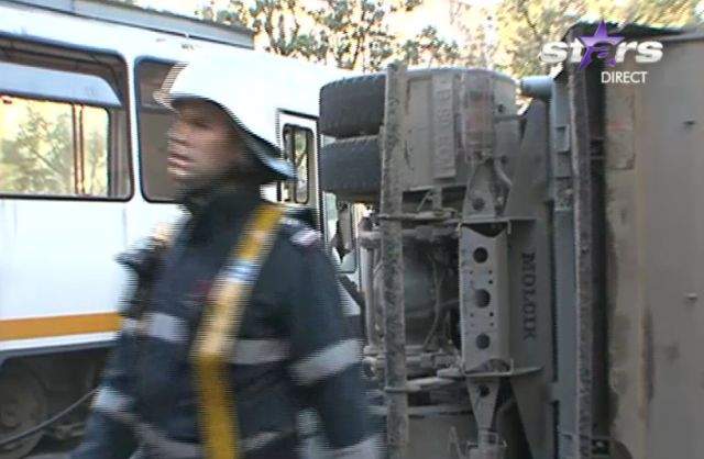 VIDEO / Accident grav în Capitală! Un camion a fost răsturnat de tramvaiul 41