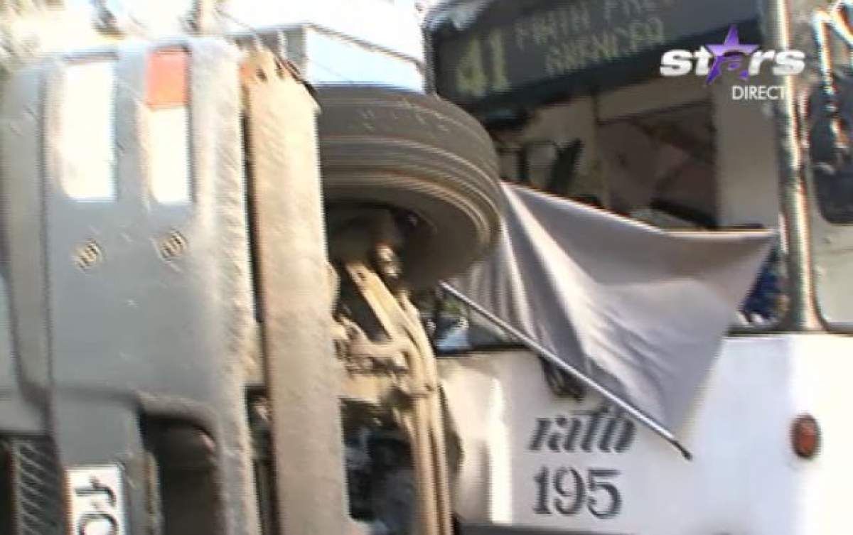 VIDEO / Accident grav în Capitală! Un camion a fost răsturnat de tramvaiul 41