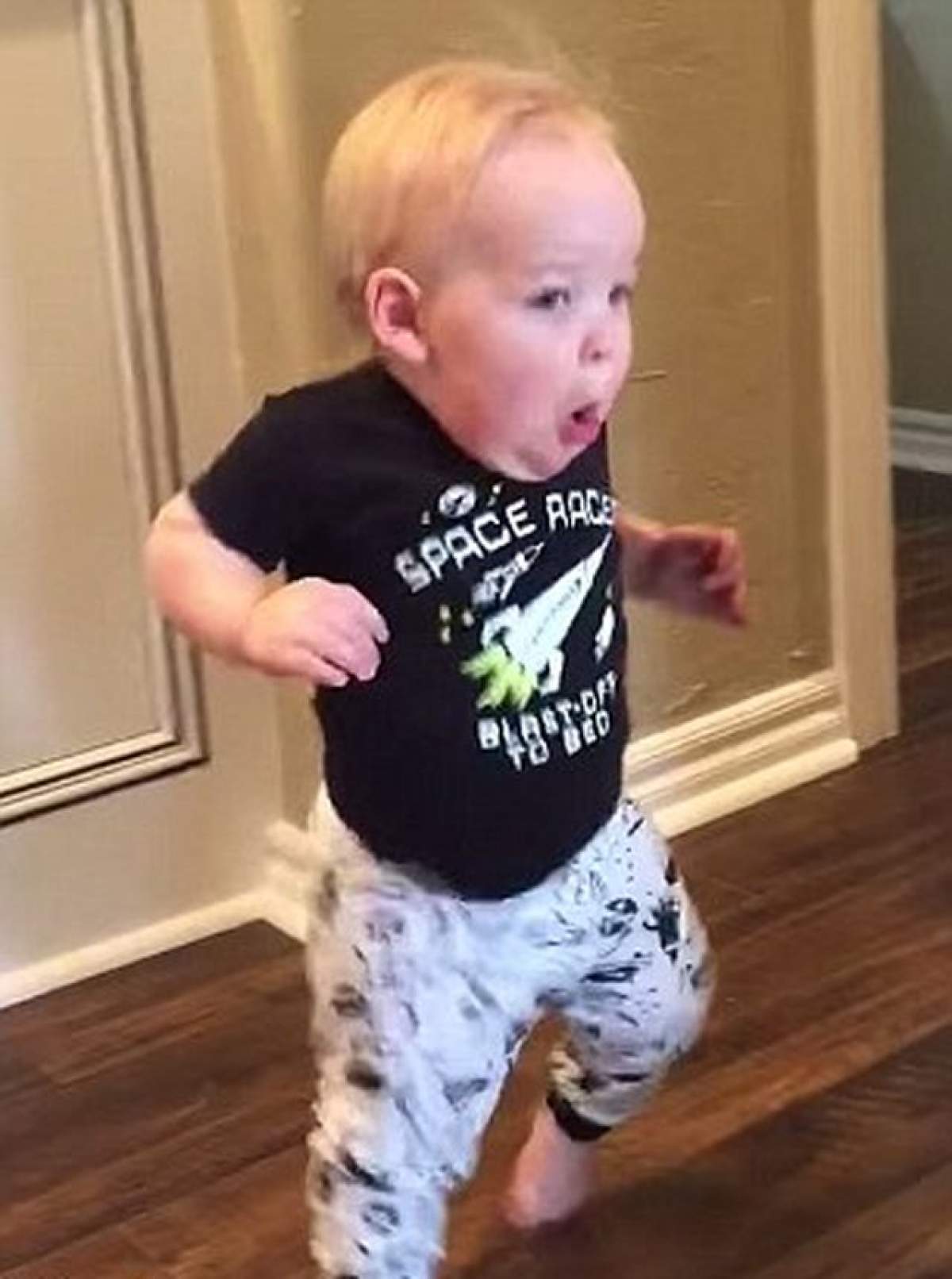 VIDEO / Momentul amuzant în care un copil de nici doi ani o ia la fugă, după ce bunicul lui a ţipat