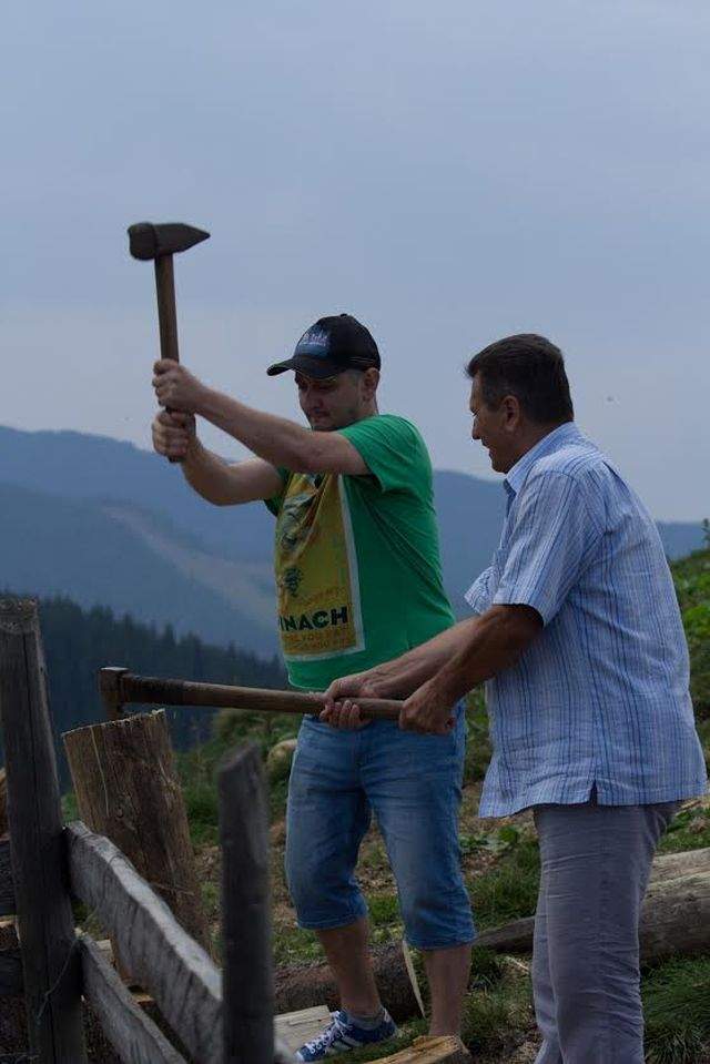 FOTO / Gina Pistol, Cosmin Păsărin, Octavian Strunilă și Cătălin Moroșanu fac în Bucovina o nuntă tradițională cu accente rock