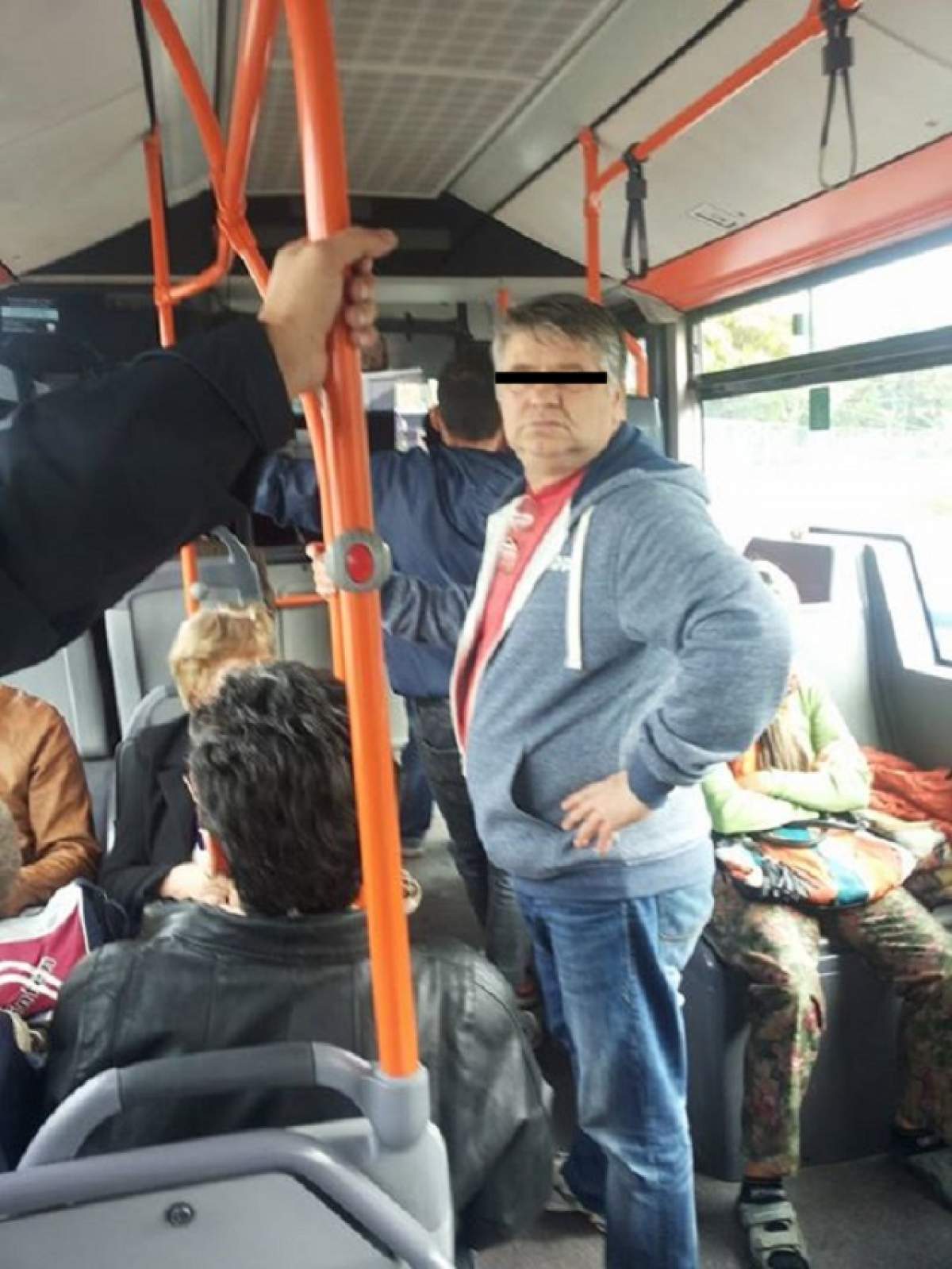 Pericol în Capitală! Un bărbat pipăie femei în autobuz, sub privirile tuturor!