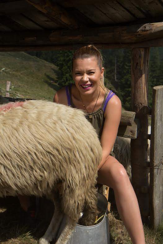 FOTO / În stare de aşa ceva nu o vedeam niciodată. Gina Pistol a făcut treburi "urât mirositoare" la "Poftiți de vă iubiți!"