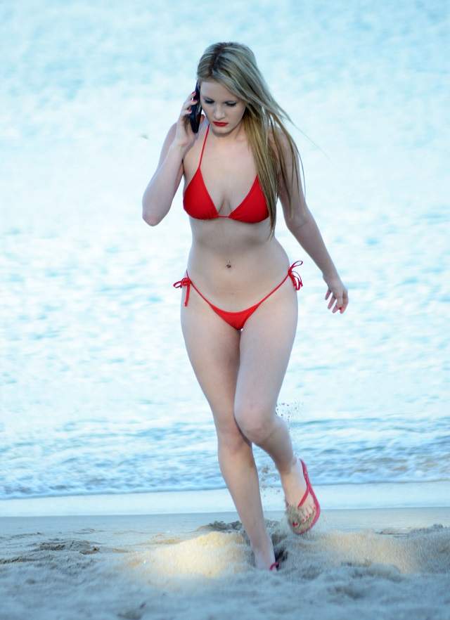 FOTO / E de vis! Fotomodel în bikini minusculi pe o plajă din Miami. Ce a lăsat la vedere?