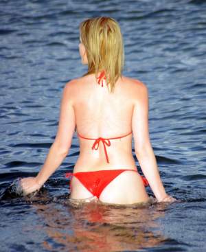 FOTO / E de vis! Fotomodel în bikini minusculi pe o plajă din Miami. Ce a lăsat la vedere?