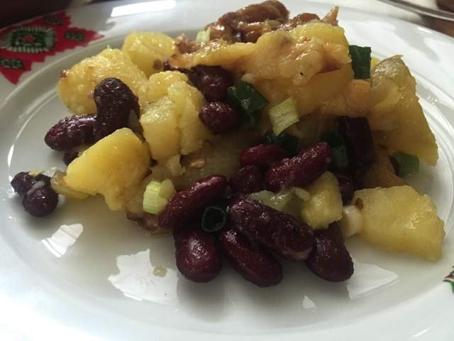 REŢETA ZILEI: MIERCURI - Delicios şi bună pe fugă! Salată de cartofi, ardei copţi şi fasole