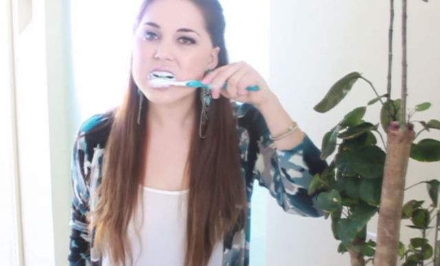VIDEO / Şi-a spălat dinţii cu această o pastă de dinţi făcută în casă timp de o lună, iar rezultatele au uimit-o! Dantura ei arăta ca în reclame. Asta este tot ce trebuie să faci