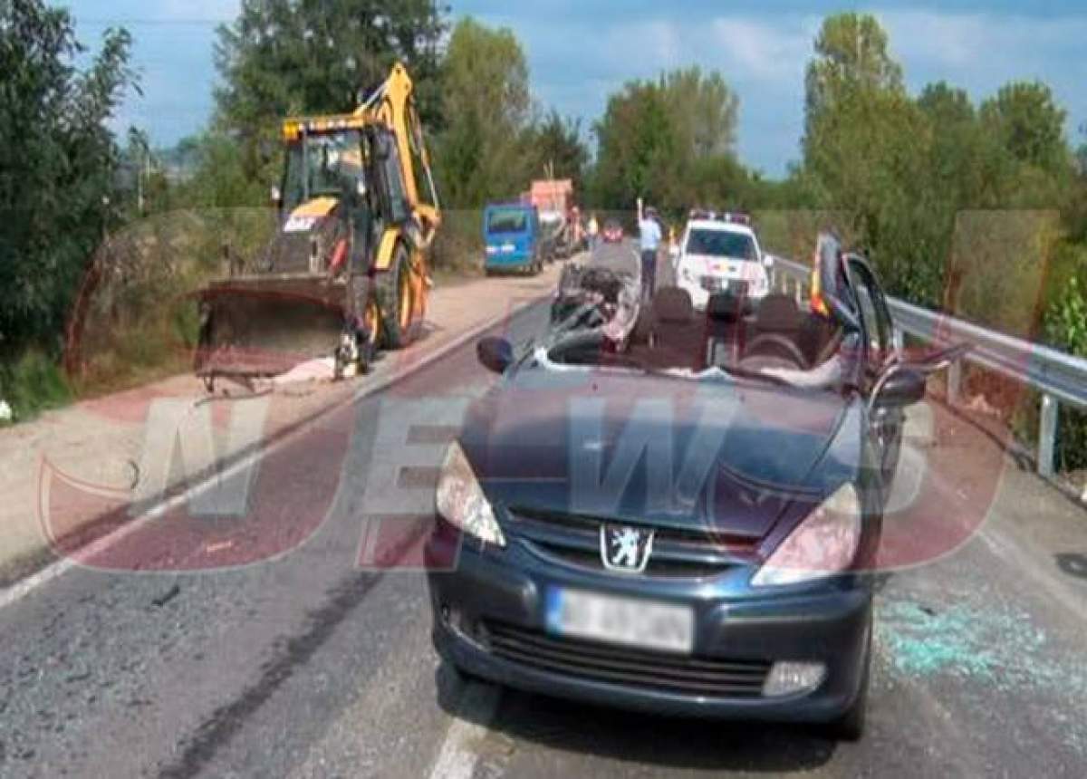 VIDEO / DOREL e MIC COPIL pe lângă el! A raşchetat cu excavatorul pavilionul unei maşini! "Fericitul" posesor al decapotabilei a fost scos dintre fiare