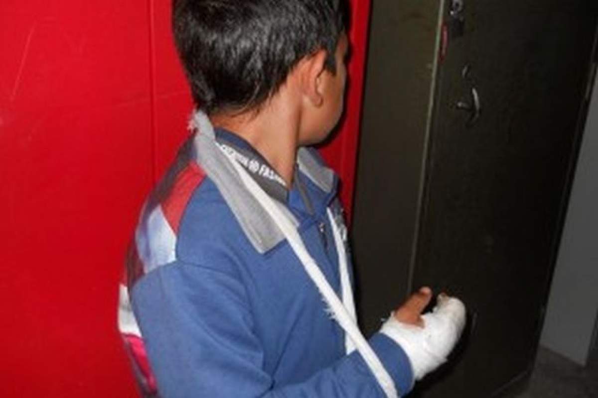 Un elev de 10 ani din Cluj, bătut cu bestialitate de mama unui alt copil în autobuzul şcolar chiar dacă avea mâna în ghips