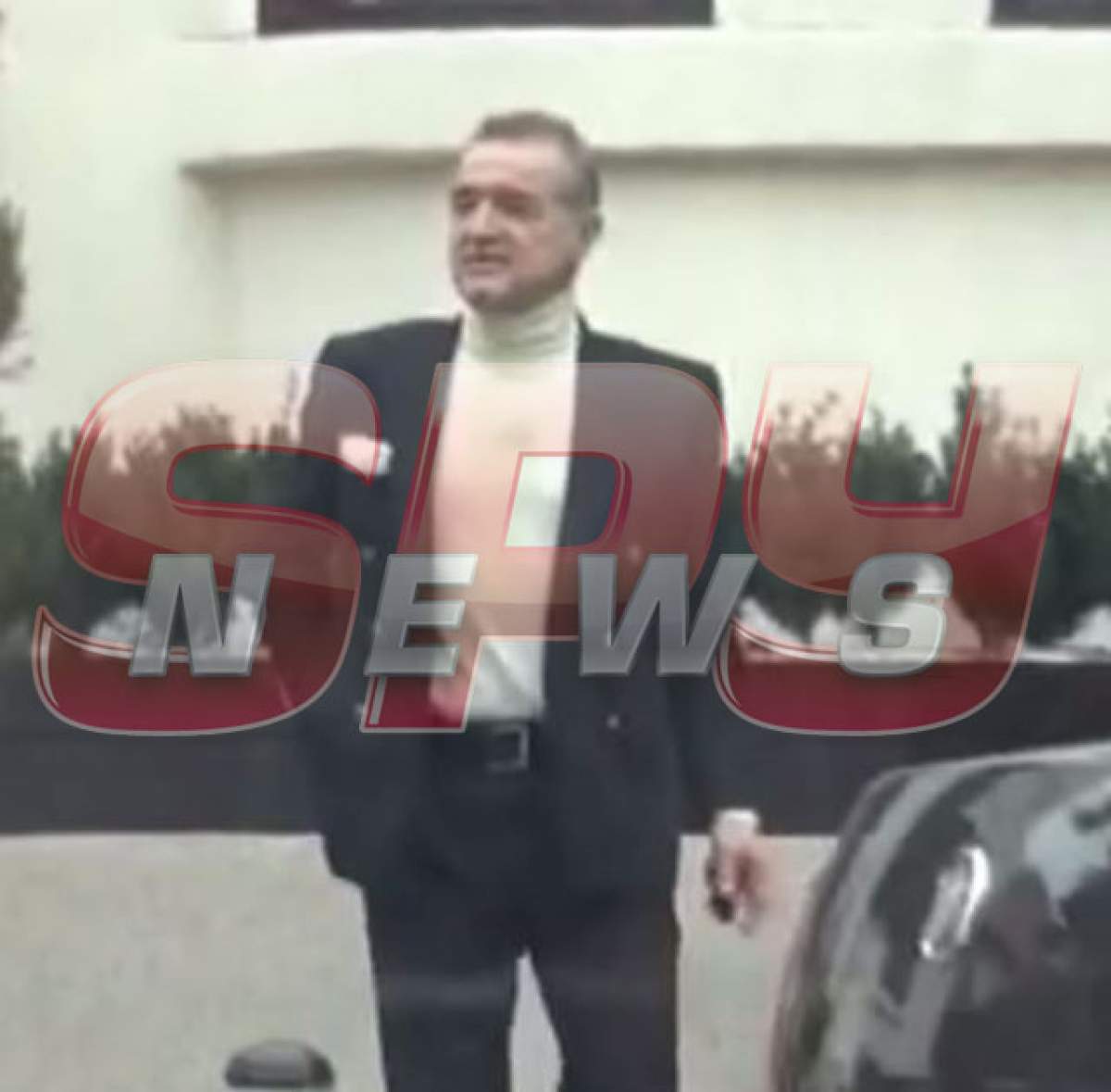 Gigi Becali, asaltat de gunoieri! Milionarul, surprins în ipostaze inedite