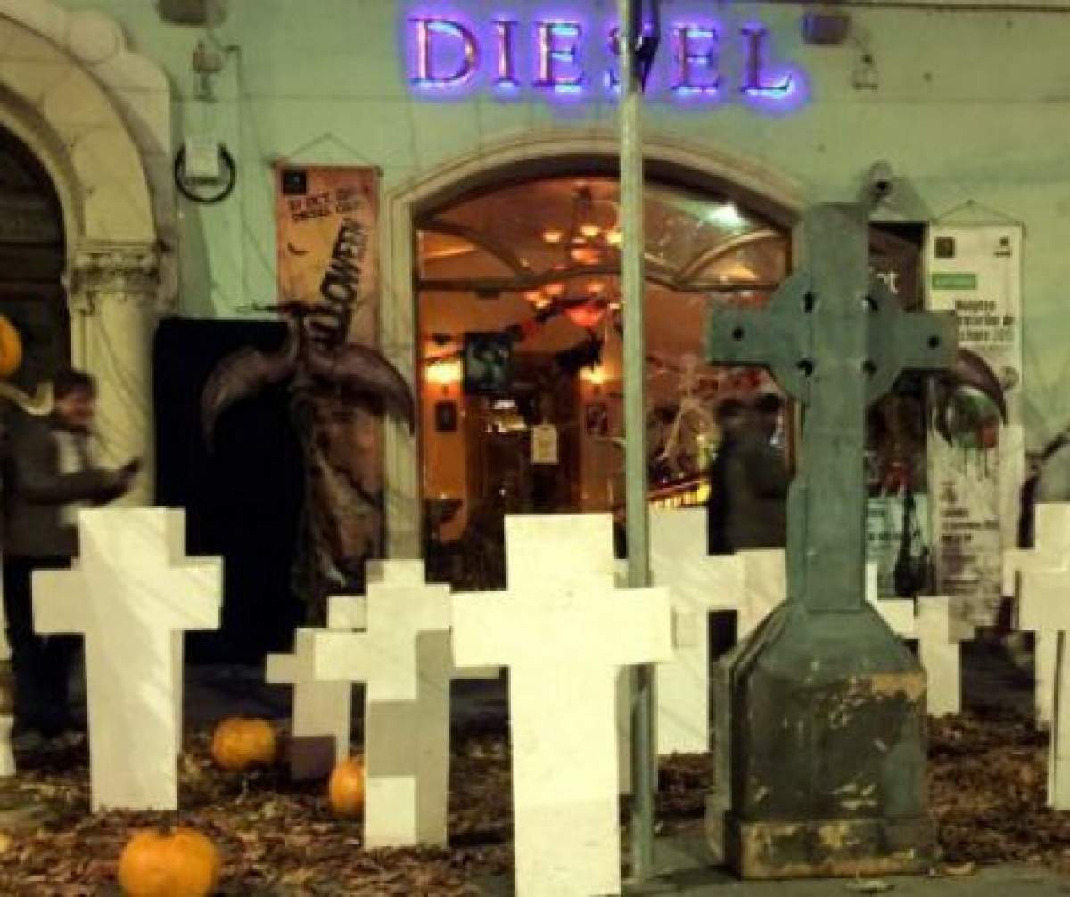Un patron din Cluj-Napoca a transformat trotuarul din faţa clubului pe care îl conduce într-un adevărat cimitir, în memoria victimelor din clubul Colectiv!