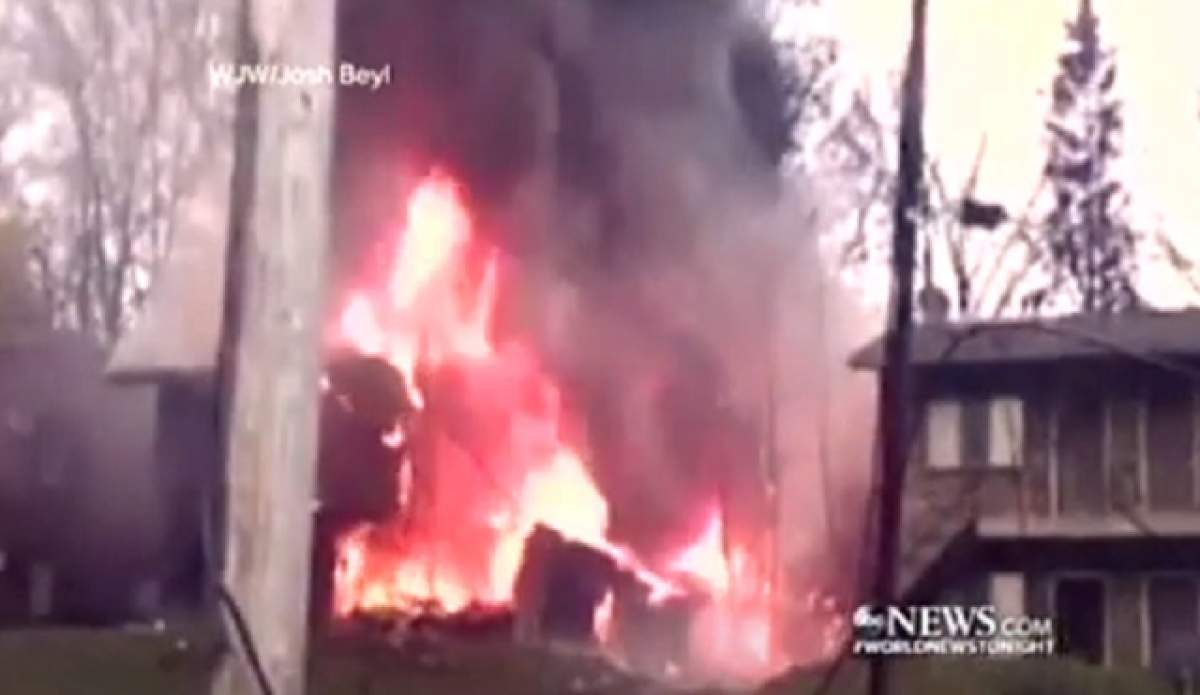 VIDEO / Un avion s-a prăbuşit peste case, în Ohio! Cel puţin 10 persoane au murit