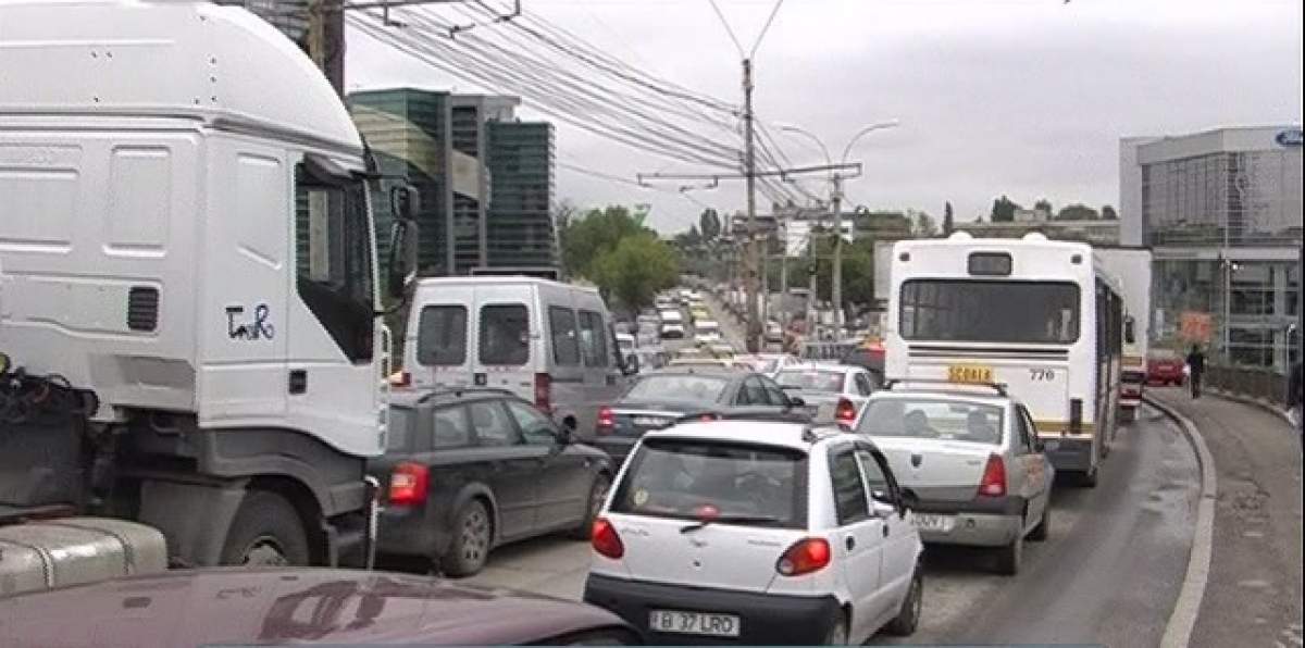 Scene halucinante în centrul Capitalei! Declaraţiile şocante ale bărbatului care a fost plimbat pe capotă de o şoferiţă