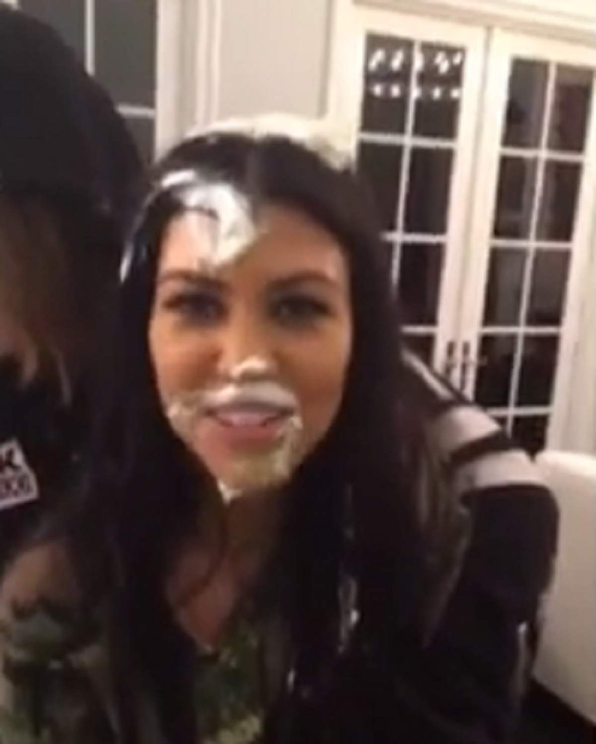 VIDEO / O să te aprinzi să le vezi aşa! Surorile Kardashian mozolite pe faţă
