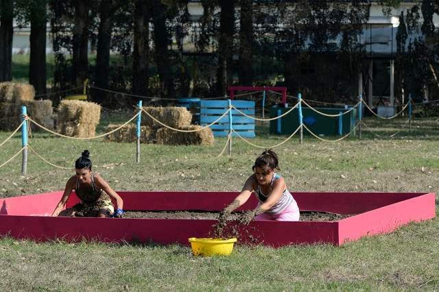 FOTO / Andreea Tonciu cum n-ai mai văzut-o! Mozolită de noroi până în gât la "Şerifi de România"