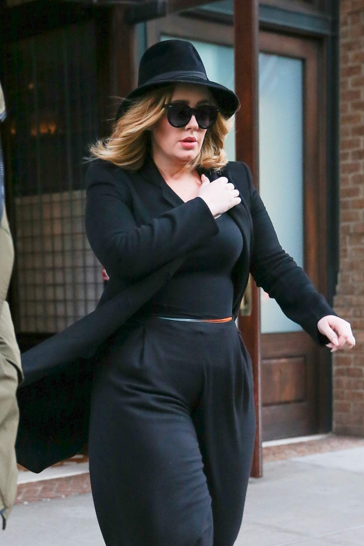 Adele, așa cum nu ai mai văzut-o! Artista a renunțat la obiectul vestimentar care a consacrat-o!
