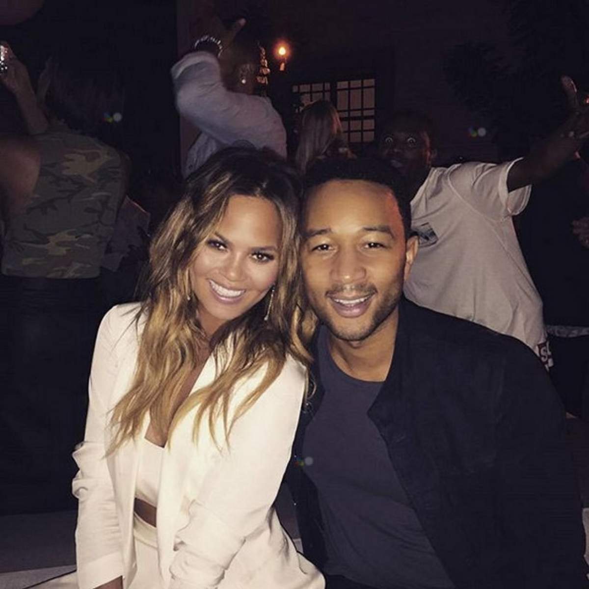 Chrissy Teigen, soţia cântăreţului John Legend, o gravidă sexy! Uite cum s-a pozat