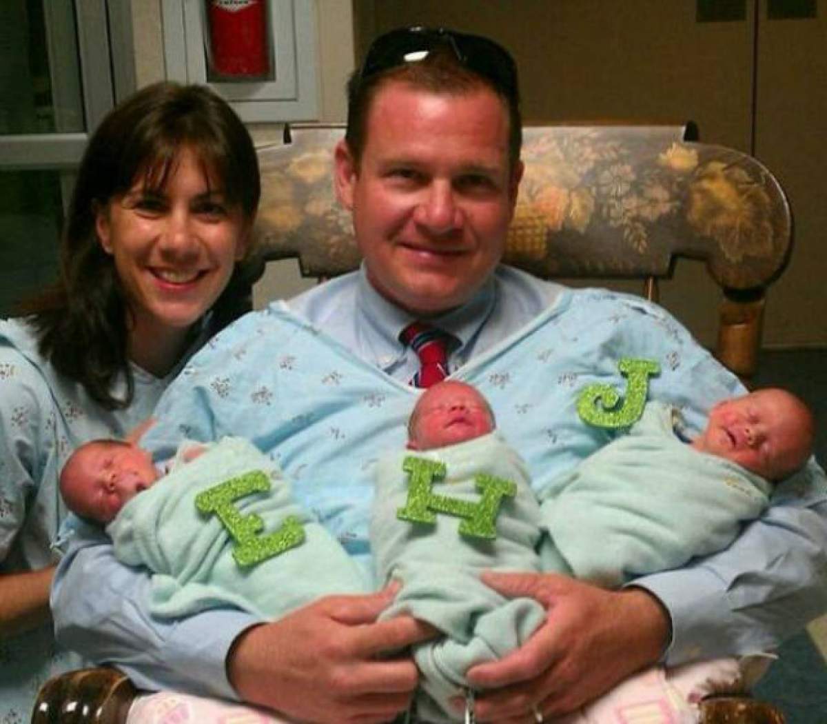 Îşi doreau să devină părinţi, dar doctorul le-a spus că sunt infertili. Au adoptat tripleţi, iar ce a urmat este INCREDIBIL