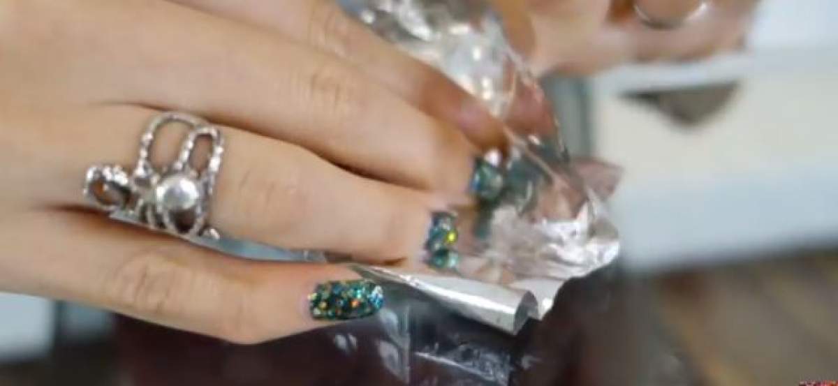 VIDEO / Şi-a pus folie de aluminiu pe unghii, iar rezultatul a devenit viral! E, pur şi simplu, uimitor