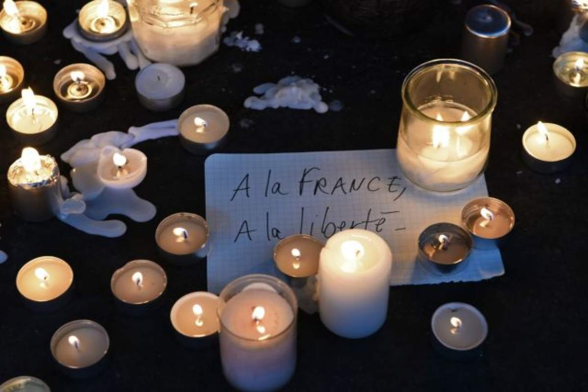 FOTO / EROUL de la Paris! Un tânăr s-a aruncat în rafala de gloanţe pentru a salva viaţa unei necunoscute