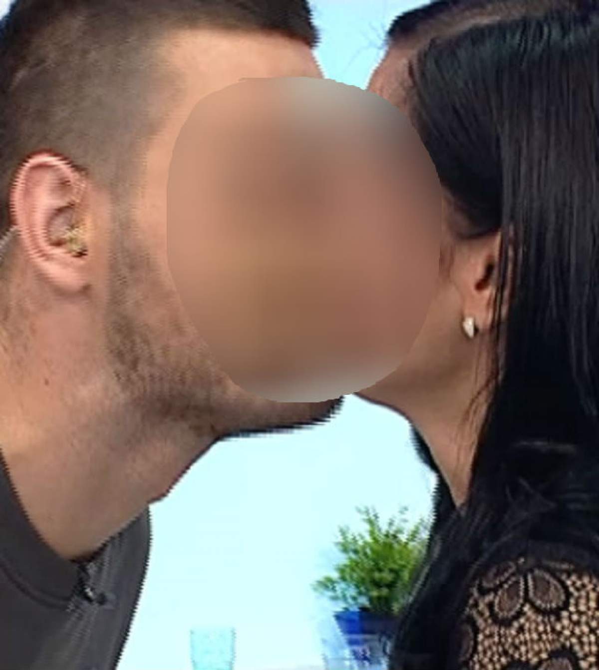 VIDEO / A sărutat-o, apoi i s-a făcut rău! Scene incendiare, în direct, între un prezentator şi o asistentă TV de la noi