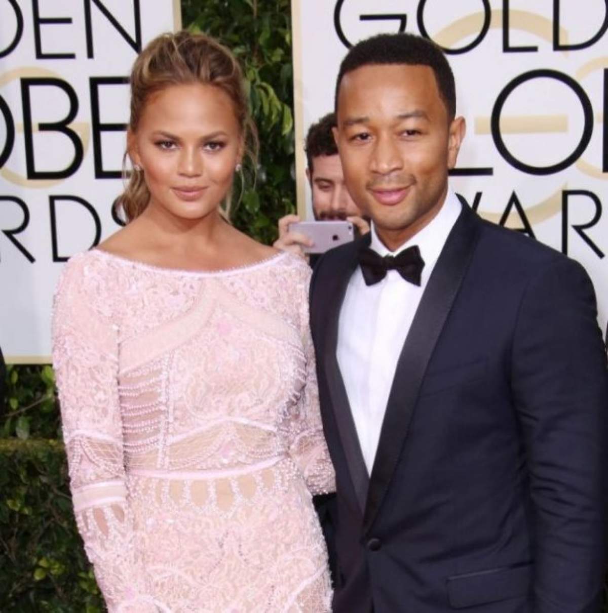 FOTO / Chrissy Teigen, soţia lui John Legend, o gravidă sexy! Uite cum au surprins-o paparazzii!