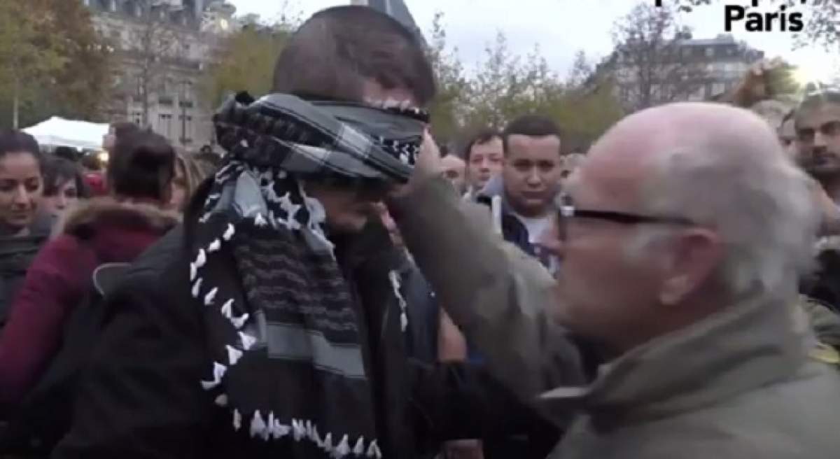 VIDEO / Un musulman s-a legat la ochi în Paris și le-a arătat oamenilor o pancartă! Trecătorii au izbucnit în plâns când au citit-o