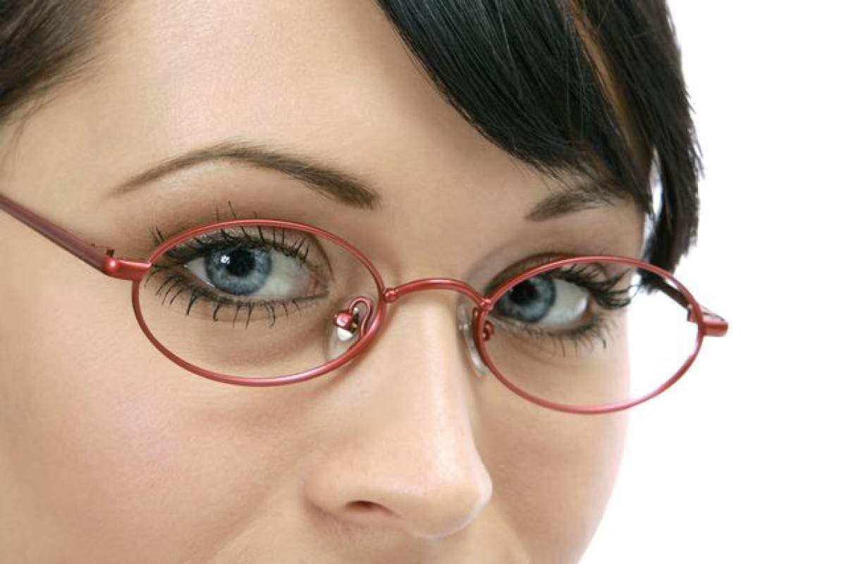 Metoda cea mai simplă pentru a scăpa de ochelari! Mulţi oameni şi-au recăpătat vederea după ce au făcut asta!