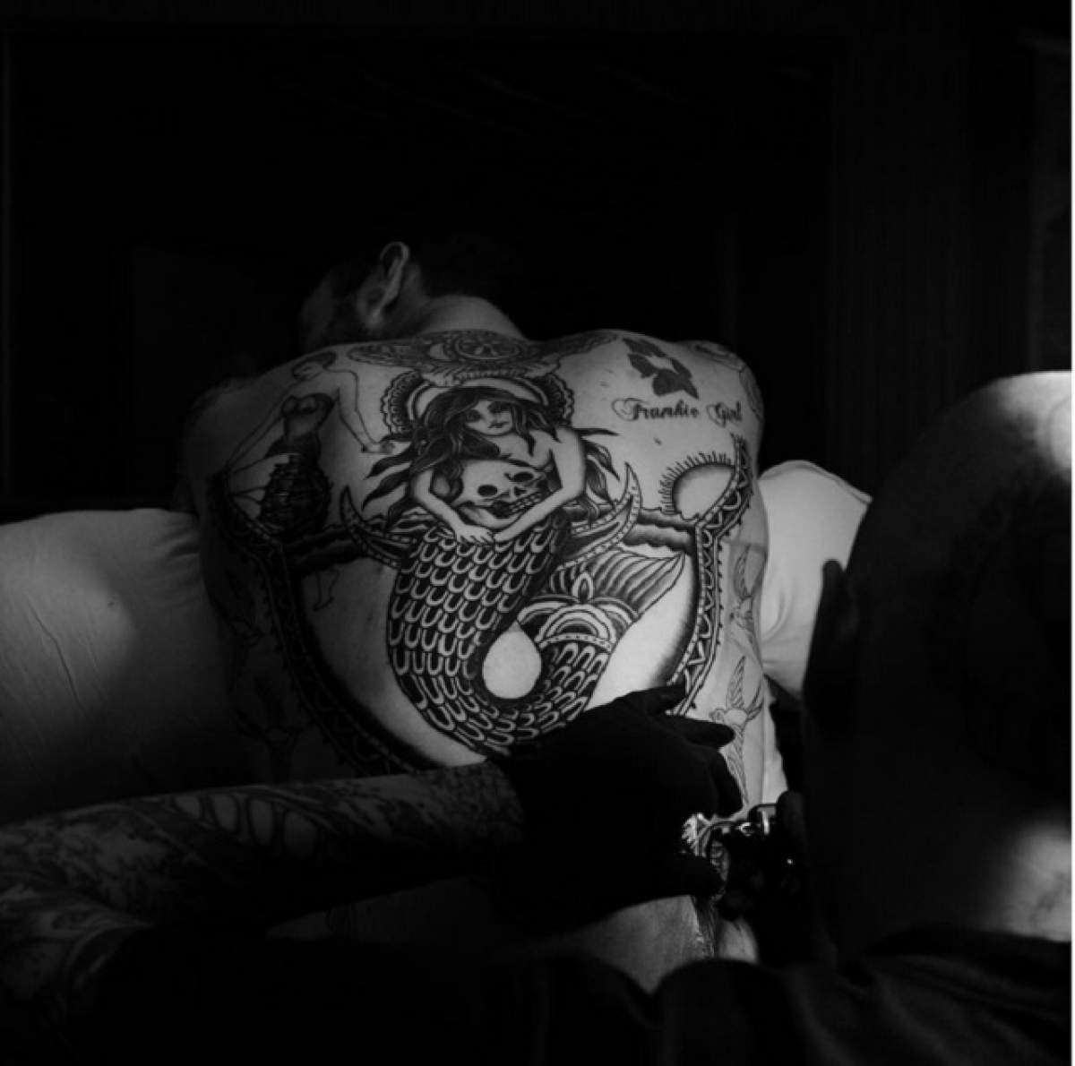 OMG! Un artist celebru uimește cu ultimul său tatuaj. Îi acoperă tot spatele!