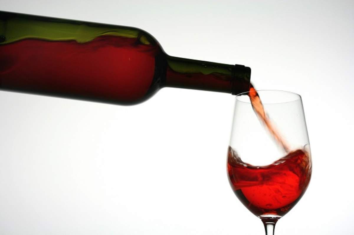 Vinul roşu te ţine departe de kilogramele în plus! Află cum să-l foloseşti în avantajul tău