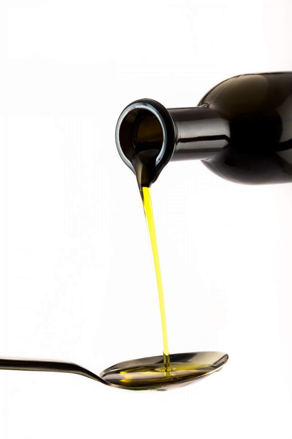 ÎNTREBAREA ZILEI - VINERI: Ce se întâmplă în organismul tău dacă amesteci sare cu ulei de măsline?