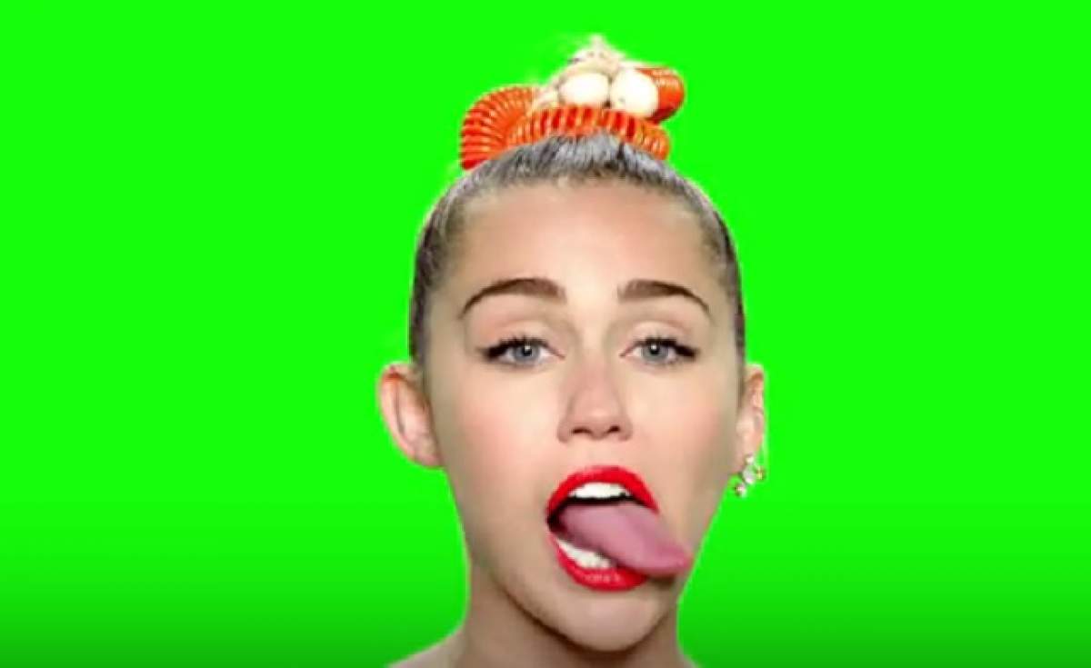 VIDEO / Asta chiar le întrece pe toate! Miley Cyrus a purtat un penis şi sâni falşi la un concert