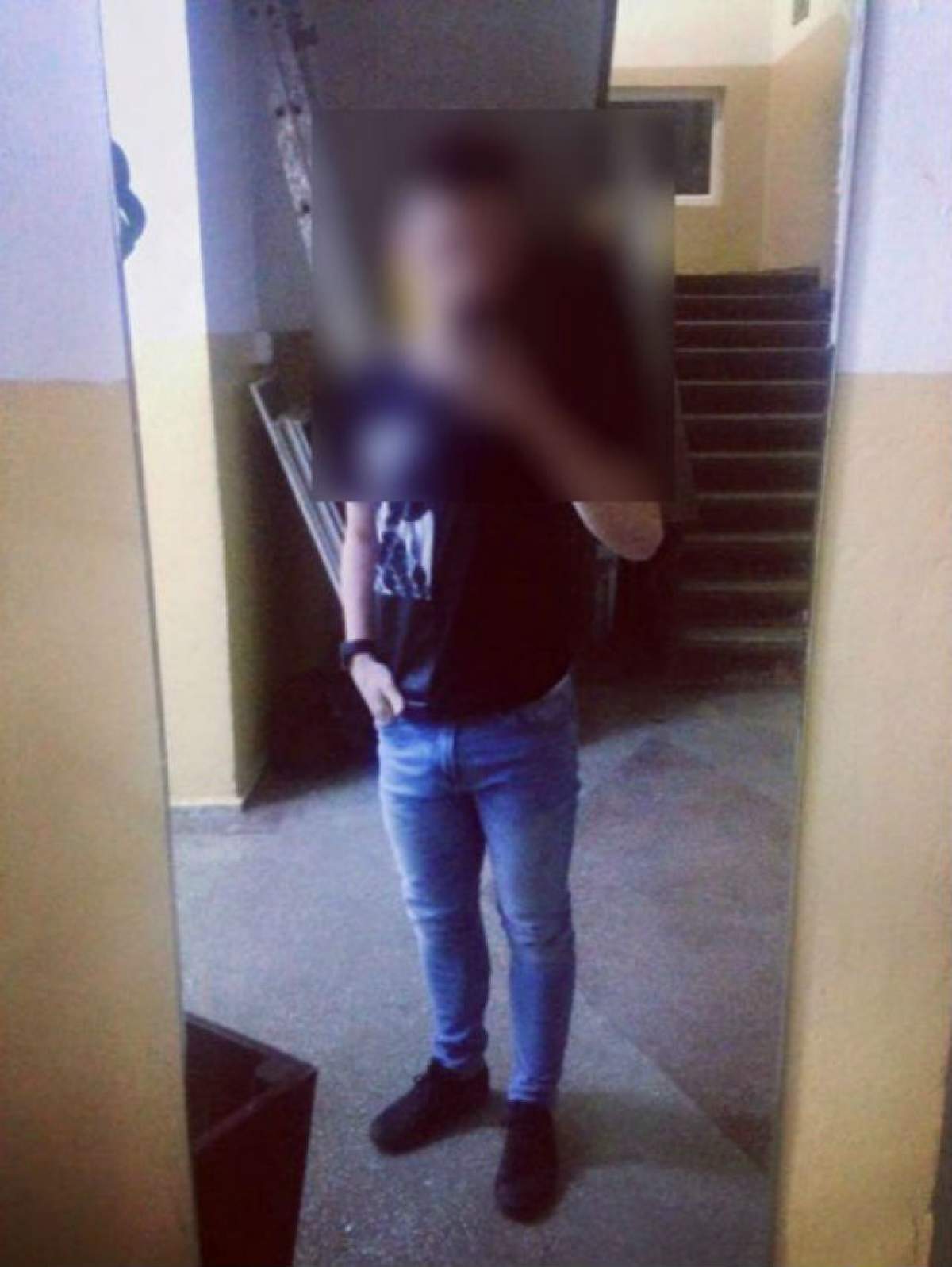 Doi fotbaliști români, arestați după ce au torturat sexual un copil de 13 ani, cu o coada de mătură