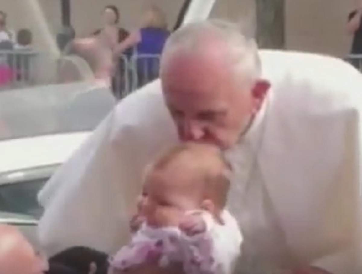 VIDEO / S-a întâmplat o minune! Un copil s-a vindecat de o tumoare la creier, după ce a fost sărutat pe creștet de Papa Francisc
