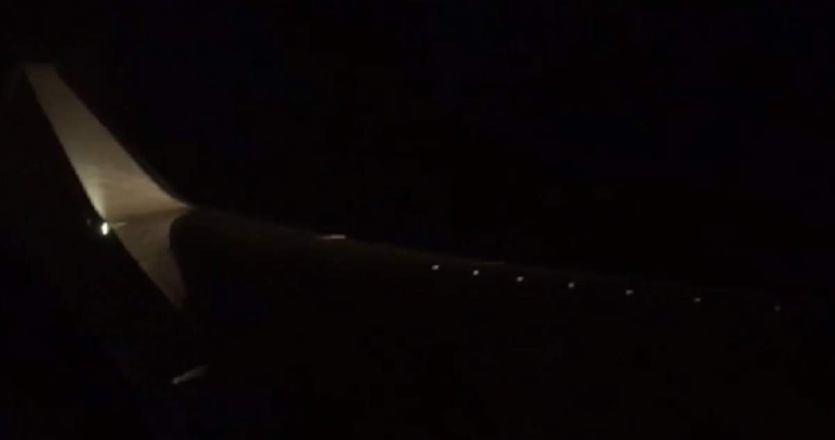 VIDEO / Călătorea cu avionul pe timp de noapte şi se uita pe geam! E incredibil ce a apărut pe cer. A început să filmeze imediat