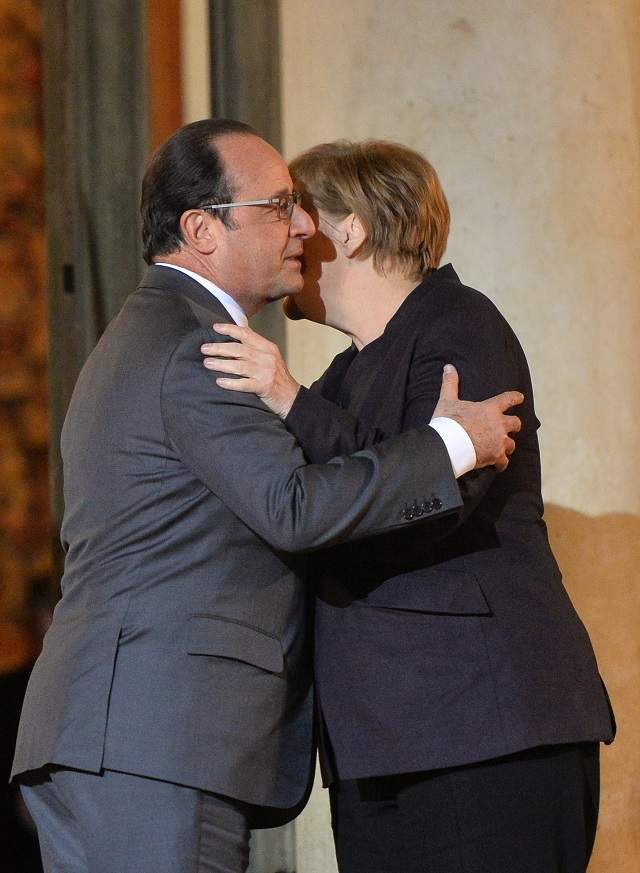 Imaginea zilei! Angela Merkel şi Francois Hollande, nas în nas la Palatul Elysee