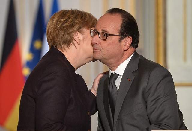 Imaginea zilei! Angela Merkel şi Francois Hollande, nas în nas la Palatul Elysee