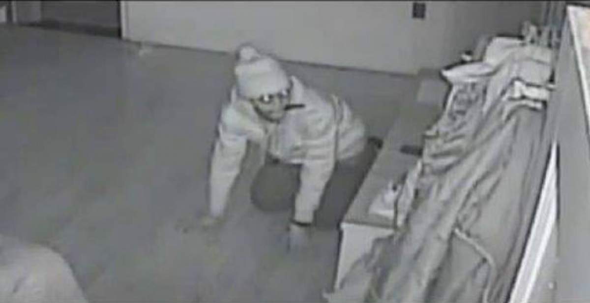 VIDEO / Incident şocant în miez de noapte! Un bărbat înarmat a intrat în dormitorul unei familii pentru a fura un telefon