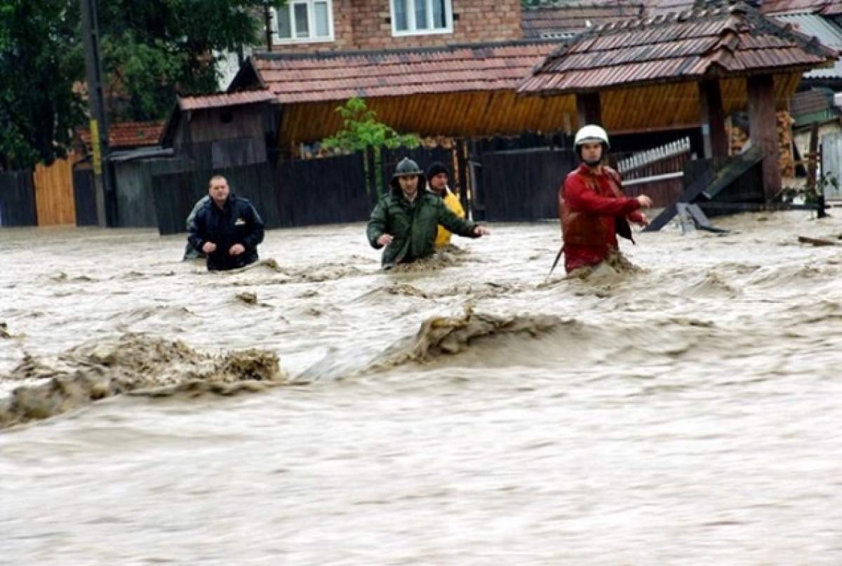 Ce dezastru au făcut inundaţiile în 12 judeţe! Peste 1.200 de pompieri, jandarmi şi militari ai Ministerului Apărării au fost mobilizaţi de urgenţă!