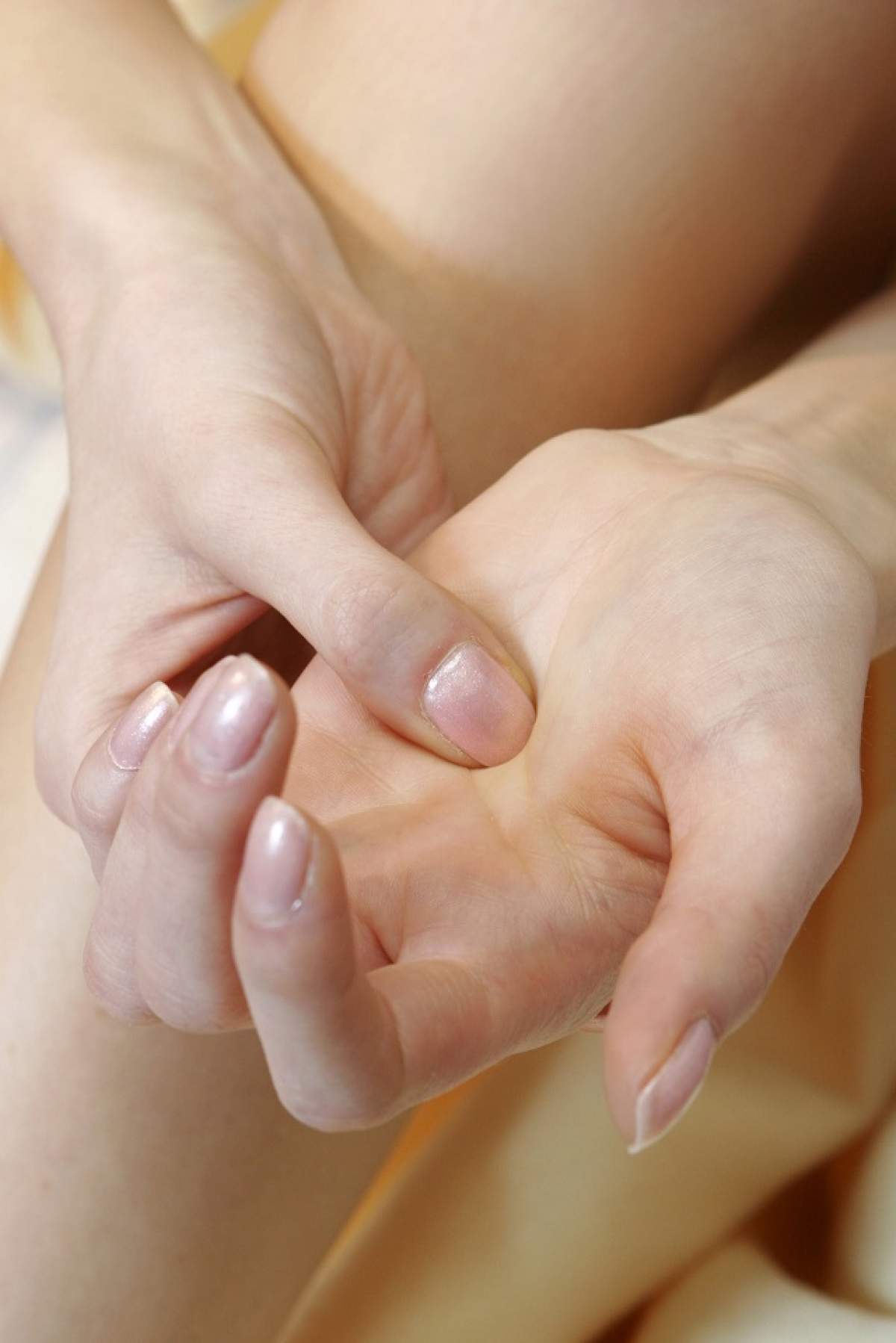 ÎNTREBAREA ZILEI - Sâmbătă: Care este cel mai bun tratament pentru mâini? Din numai două ingrediente, mâinile tale își recapătă suplețea
