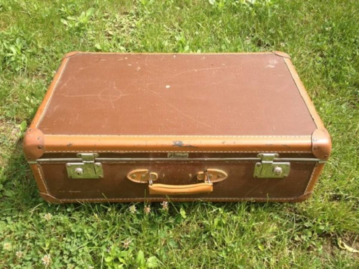 Au găsit o valiză plutind pe apă şi când au deschis-o au înlemnit! Poliţia a intervenit de urgenţă