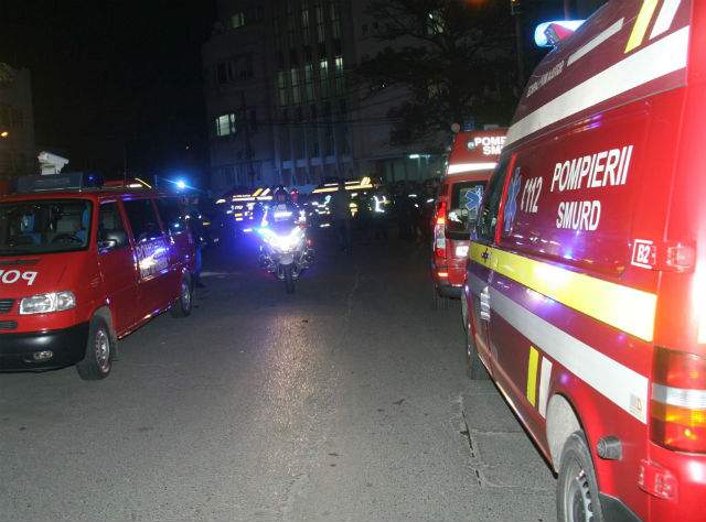 FOTO / ISU Bucureşti a făcut publice în premieră fotografii de la intervenţia din club Colectiv! Pompieri în lacrimi, oameni care îşi dau ultima suflare şi multă durere! Imagini şocante