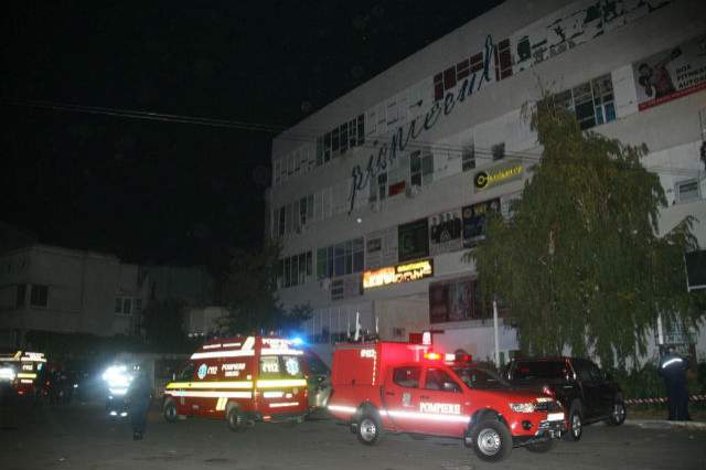 FOTO / ISU Bucureşti a făcut publice în premieră fotografii de la intervenţia din club Colectiv! Pompieri în lacrimi, oameni care îşi dau ultima suflare şi multă durere! Imagini şocante