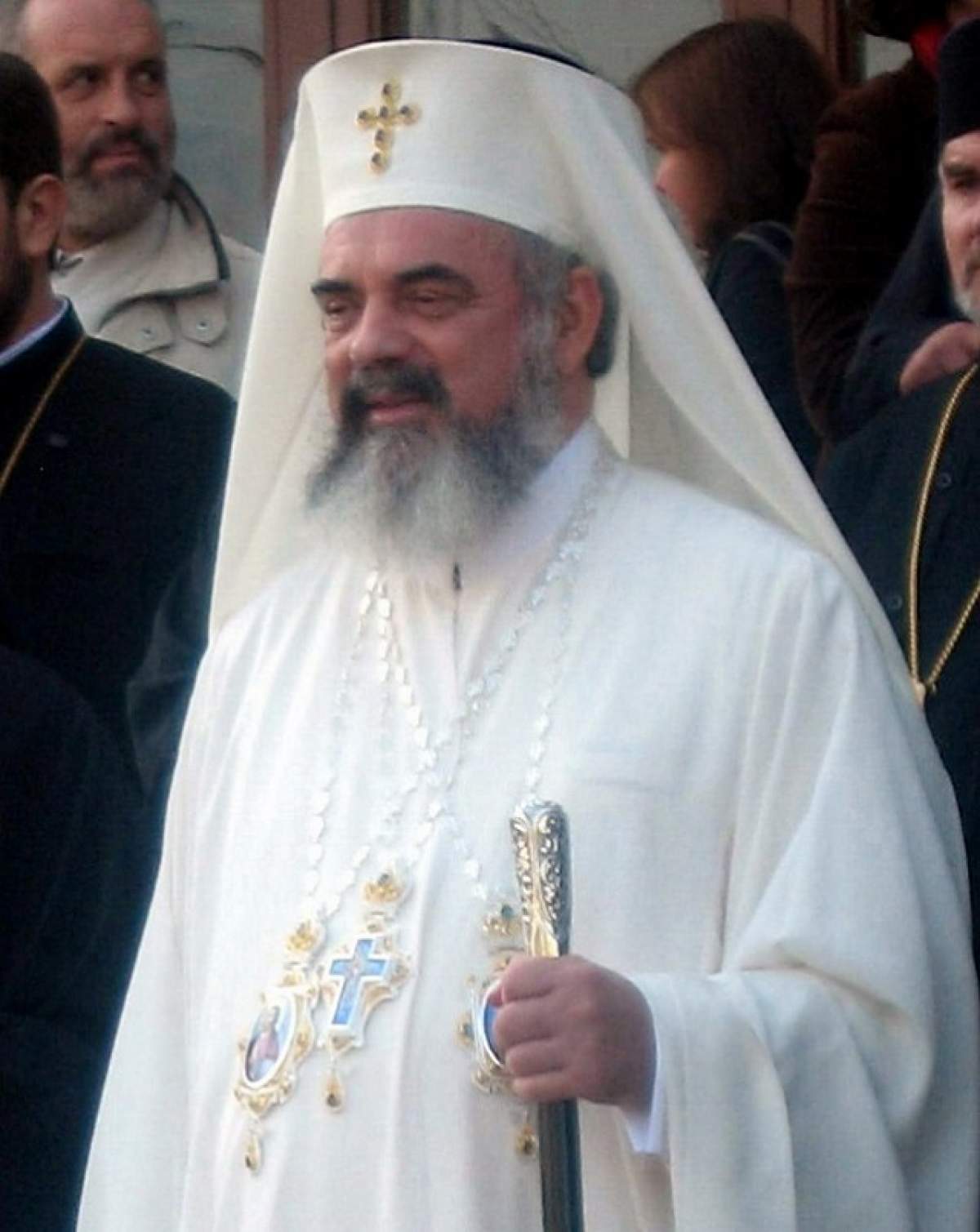 VIDEO / Reacția nervoasă a Patriarhului Daniel, la înmormântarea femeii cu 5 copii: „Să vină lumea la biserică, nu la club”!
