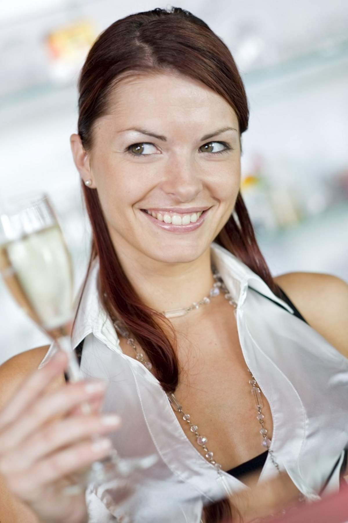 ÎNTREBAREA ZILEI - MARŢI: Ce se întâmplă cu tenul tău de la consumul de vin?
