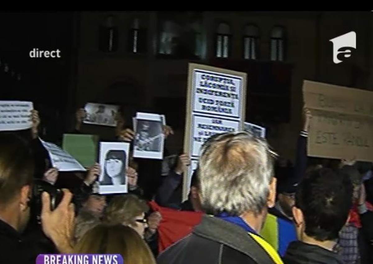 VIDEO / Protest în Piaţa Universităţi! Sute de persoane cer demisia lui Piedone pentru victimele de la Colectiv
