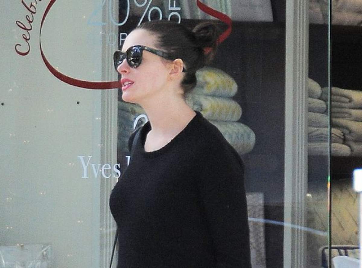 FOTO / PRIMELE IMAGINI cu Anne Hathaway însărcinată! Actriţa a fost surprinsă de paparazzi pe stradă!