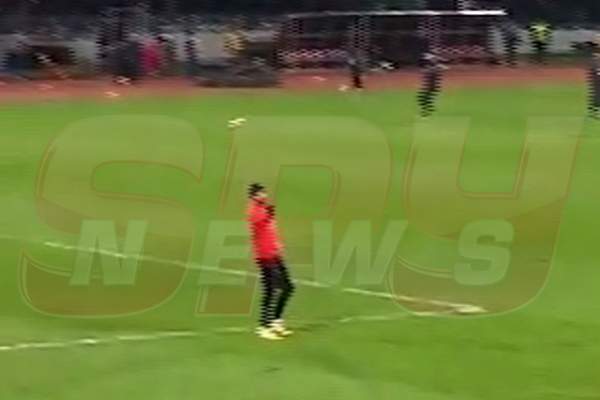 VIDEO / De ce a luat foc galeria Stelei la meciul pierdut cu Astra? Nu, nu e vorba de rezultat! Am aflat cine e jucătorul care i-a scos din minți pe suporteri cu un singur gest