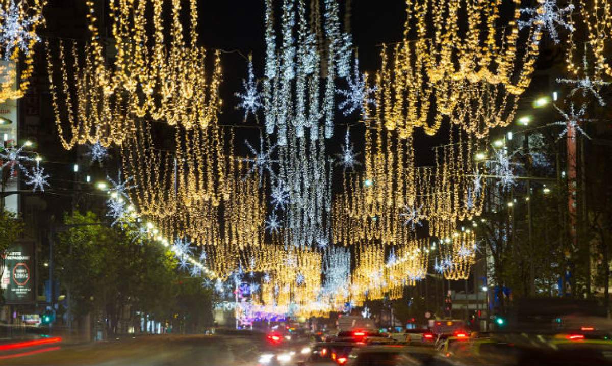 Bucureştiul îmbracă haine de sărbătoare! Străzile Capitalei sunt iluminate ca în poveşti