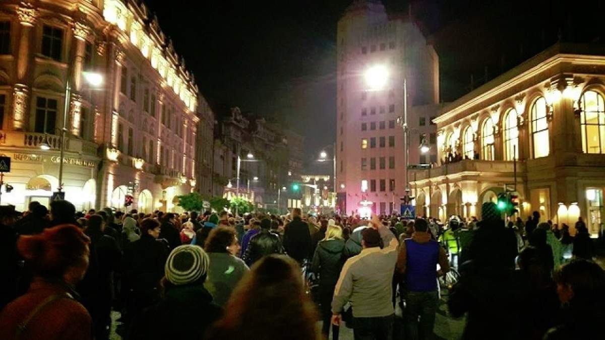 APARIŢIE NEAŞTEPTATĂ la PROTEST! S-a oprit în mijlocul mulţimii şi a început să facă asta!