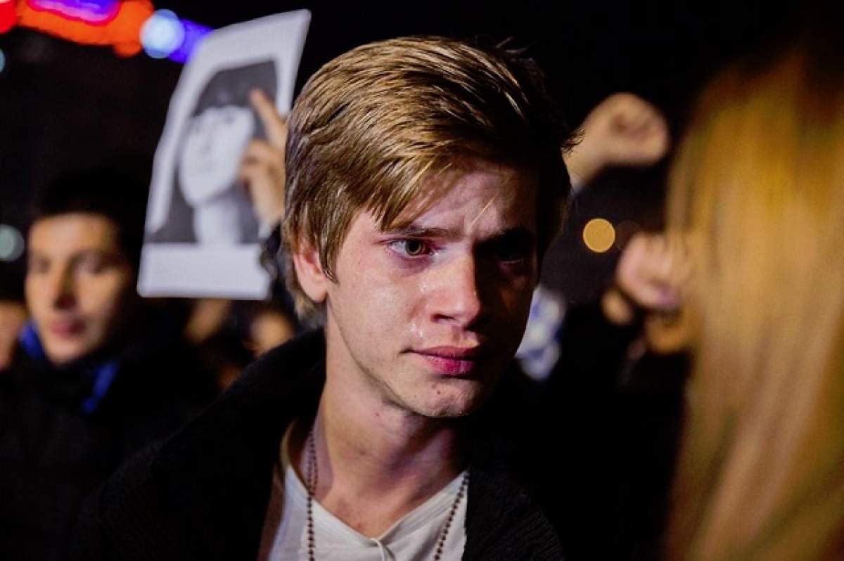 Povestea unui tânăr transfigurat de durere care a protestat în Bucureşti! După ce mama biologică i-a murit, cea care l-a adoptat a ars de vie în Club Colectiv